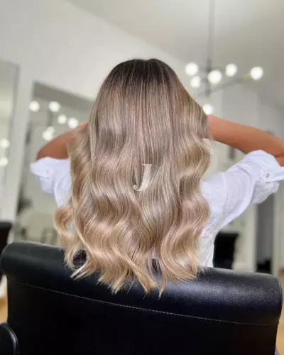 Foto di donna con capelli medi biondo chiaro perla