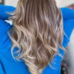 Foto di donna con capelli medi biondo chiaro perla