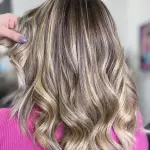 Foto di donna con capelli medi biondo chiaro perla