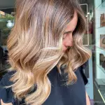 Foto di donna con capelli medi biondo chiaro perla