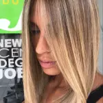 Foto di donna con capelli medi biondo chiaro perla