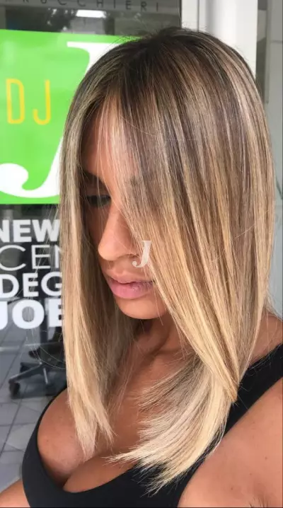 Foto di donna con capelli medi biondo chiaro perla