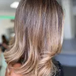 Foto di donna con capelli medi biondo chiaro perla