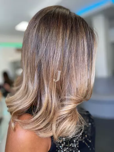 Foto di donna con capelli medi biondo chiaro perla