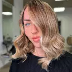 Foto di donna con capelli medi biondo chiaro perla