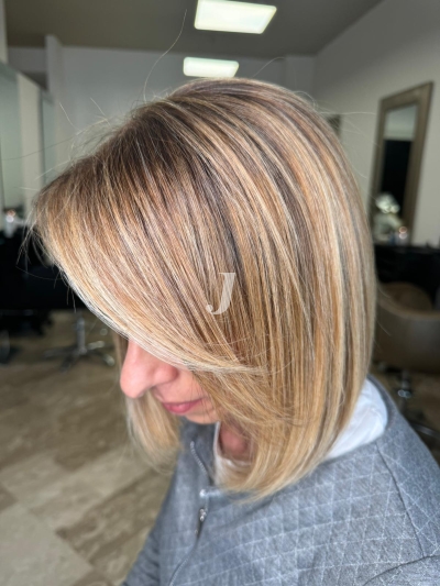 Foto di donna con capelli medi biondo chiaro perla