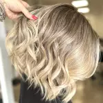 Foto di donna con capelli corti biondo chiaro perla