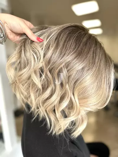 Foto di donna con capelli corti biondo chiaro perla