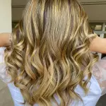 Foto di donna con capelli medi biondo chiaro dorato