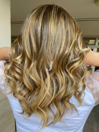 Foto di donna con capelli medi biondo chiaro dorato