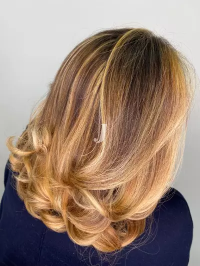 Foto di donna con capelli medi biondo chiaro dorato