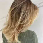 Foto di donna con capelli medi biondo chiaro dorato