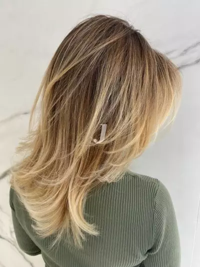 Foto di donna con capelli medi biondo chiaro dorato