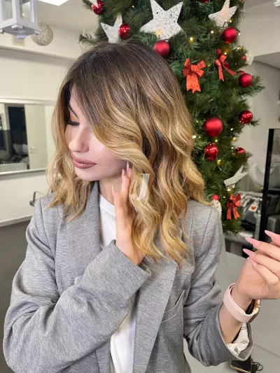 Foto di donna con capelli medi biondo chiaro dorato