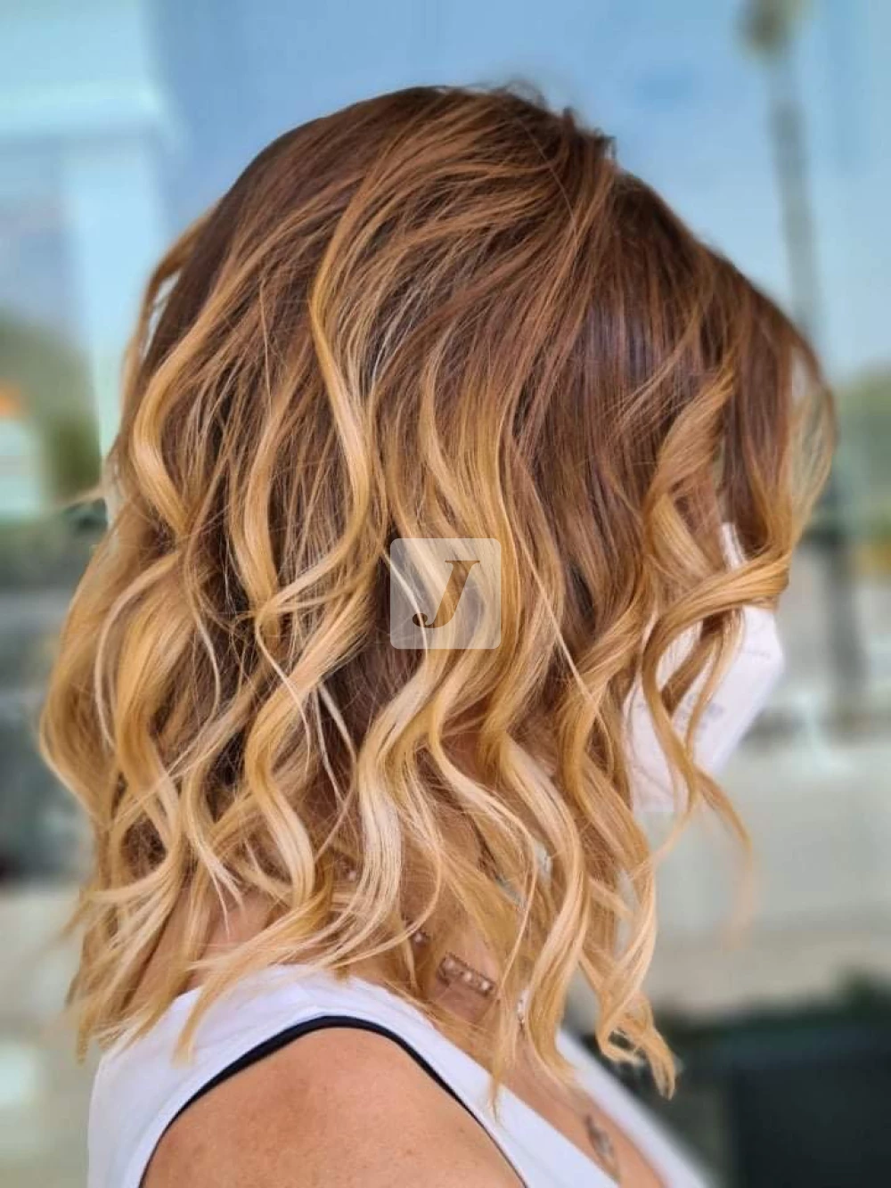 Foto di donna con capelli medi biondo chiaro dorato