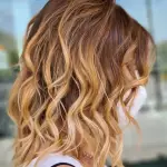 Foto di donna con capelli medi biondo chiaro dorato