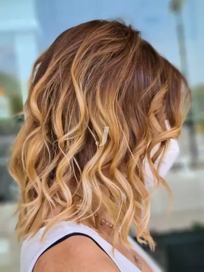 Foto di donna con capelli medi biondo chiaro dorato