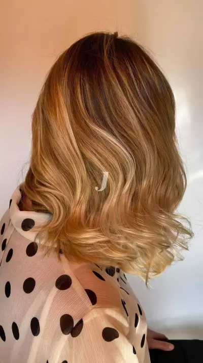 Foto di donna con capelli medi biondo chiaro dorato