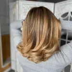 Foto di donna con capelli medi biondo chiaro dorato