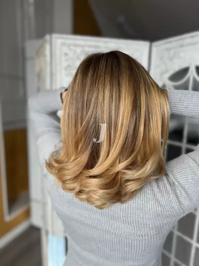 Foto di donna con capelli medi biondo chiaro dorato