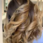 Foto di donna con capelli medi biondo chiaro dorato