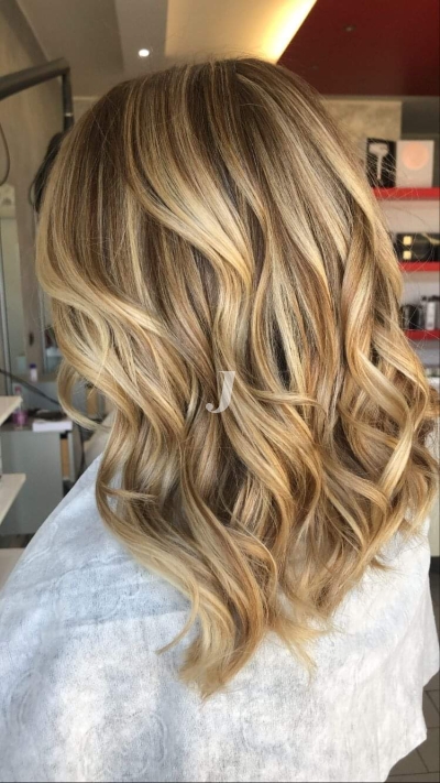 Foto di donna con capelli medi biondo chiaro dorato