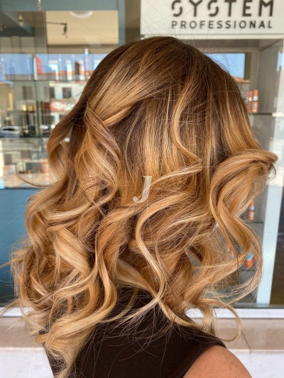 Foto di donna con capelli medi biondo chiaro dorato