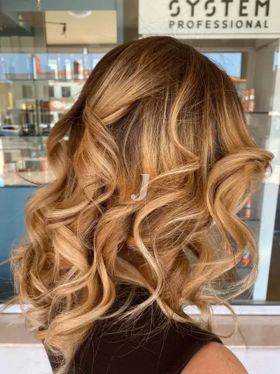 Foto di donna con capelli medi biondo chiaro dorato