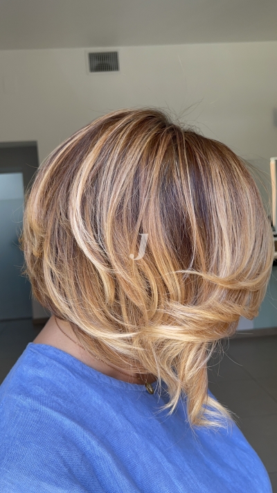 Foto di donna con capelli corti biondo chiaro dorato