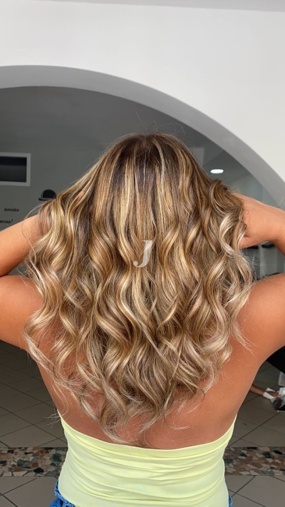 Foto di donna con capelli medi biondo chiaro dorato