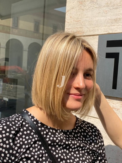 Foto di donna con capelli corti biondo chiaro dorato