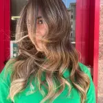 Foto di donna con capelli medi biondo chiaro sabbia