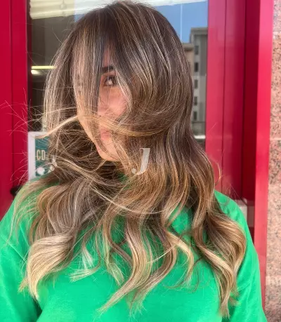Foto di donna con capelli medi biondo chiaro sabbia