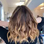 Foto di donna con capelli medi biondo chiaro sabbia