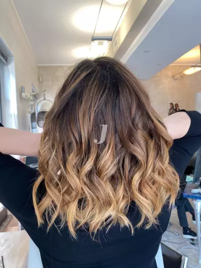 Foto di donna con capelli medi biondo chiaro sabbia