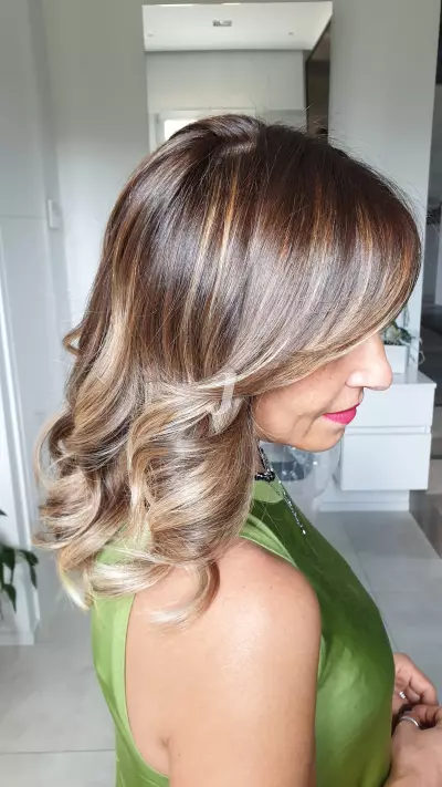 Foto di donna con capelli medi biondo chiaro sabbia