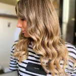 Foto di donna con capelli medi biondo chiaro sabbia