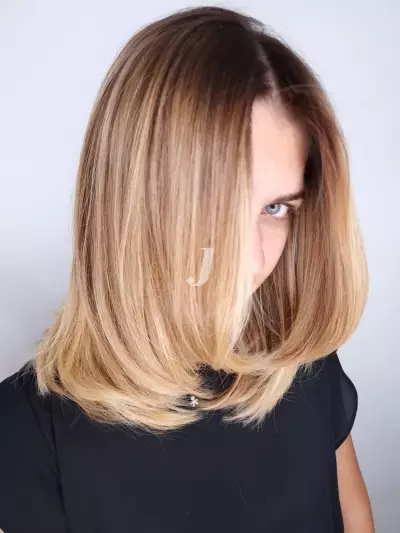 Foto di donna con capelli medi biondo chiaro sabbia