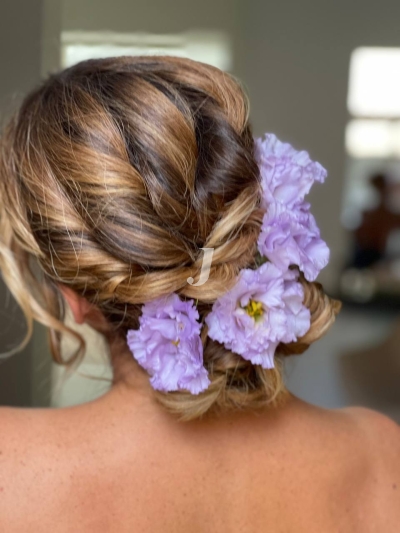 Foto di donna con capelli medi biondo chiaro sabbia