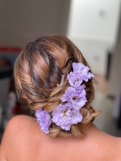 Foto di donna con capelli medi biondo chiaro sabbia