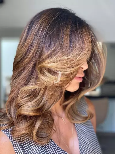 Foto di donna con capelli medi biondo chiaro sabbia