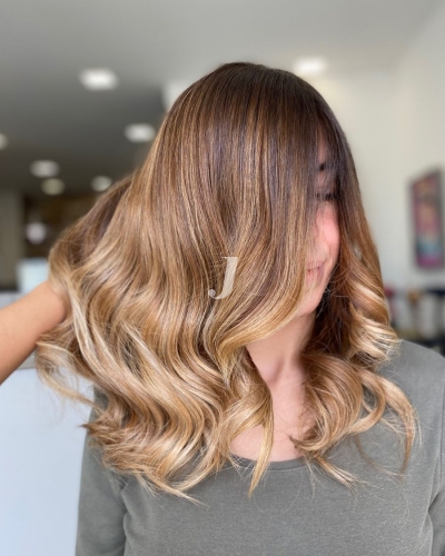 Foto di donna con capelli medi biondo chiaro sabbia