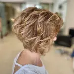 Foto di donna con capelli corti biondo chiaro sabbia