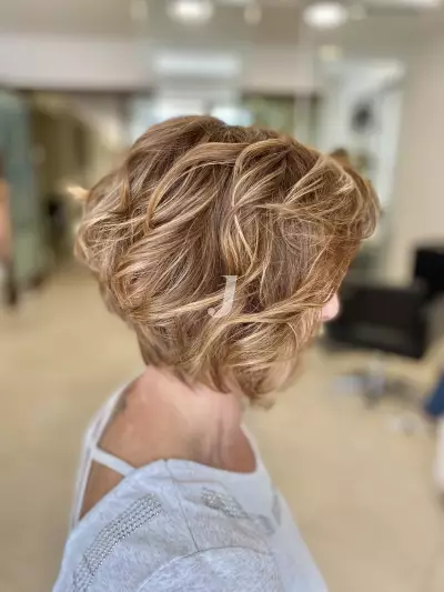 Foto di donna con capelli corti biondo chiaro sabbia