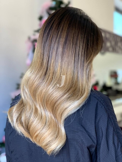 Foto di donna con capelli medi biondo chiaro sabbia