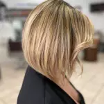 Foto di donna con capelli corti biondo chiaro sabbia