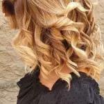 Foto di donna con capelli medi biondo chiarissimo dorato