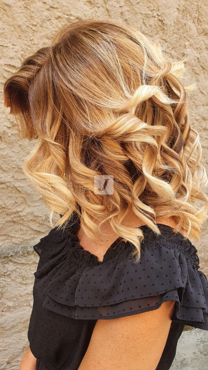 Foto di donna con capelli medi biondo chiarissimo dorato