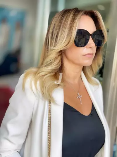 Foto di donna con capelli medi biondo chiarissimo dorato