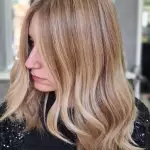 Foto di donna con capelli medi biondo chiarissimo dorato